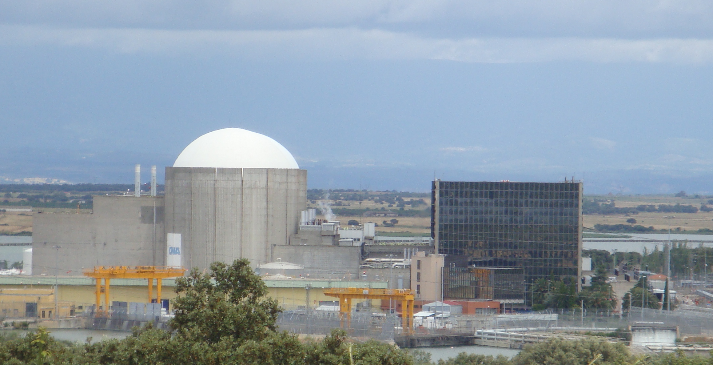 Vista de la central nuclear de Almaraz en Cáceres, con el embalse al fondo