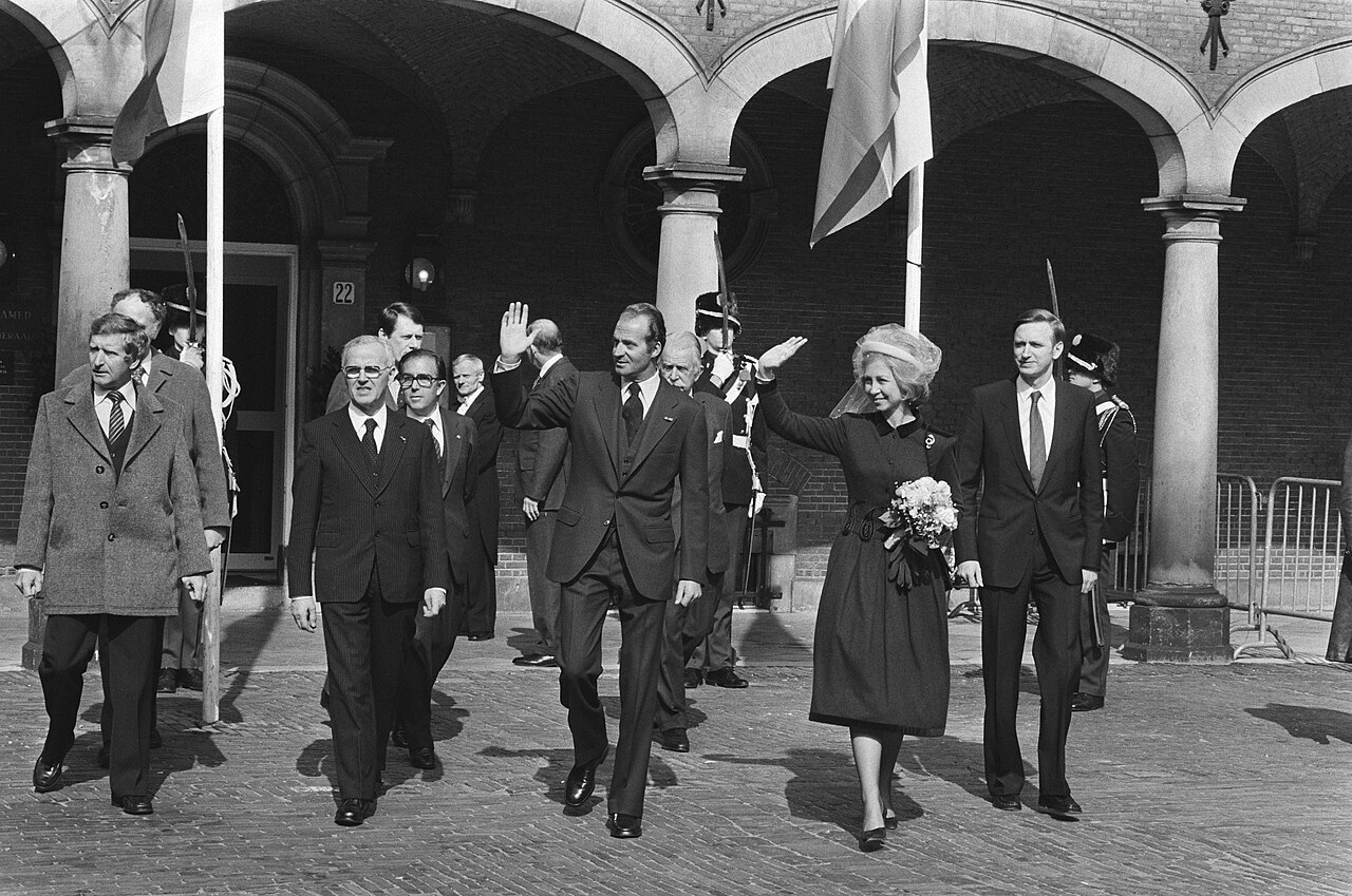 Juan Carlos y Sofía saludan durante una visita a los Países Bajos en 1980; fotografía de contexto, no del viaje a Finlandia