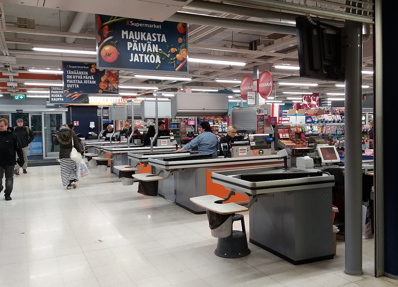 Cajas del supermercado K-Supermarket Munkki, en Helsinki, fotografiadas en octubre de 2017. Imagen real de archivo.