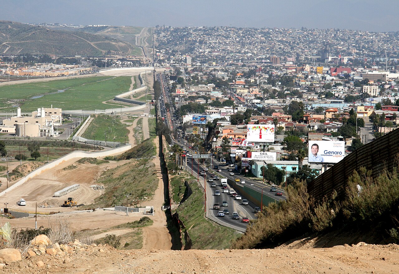 Fotografía de archivo de la frontera entre Tijuana y San Diego en 2007