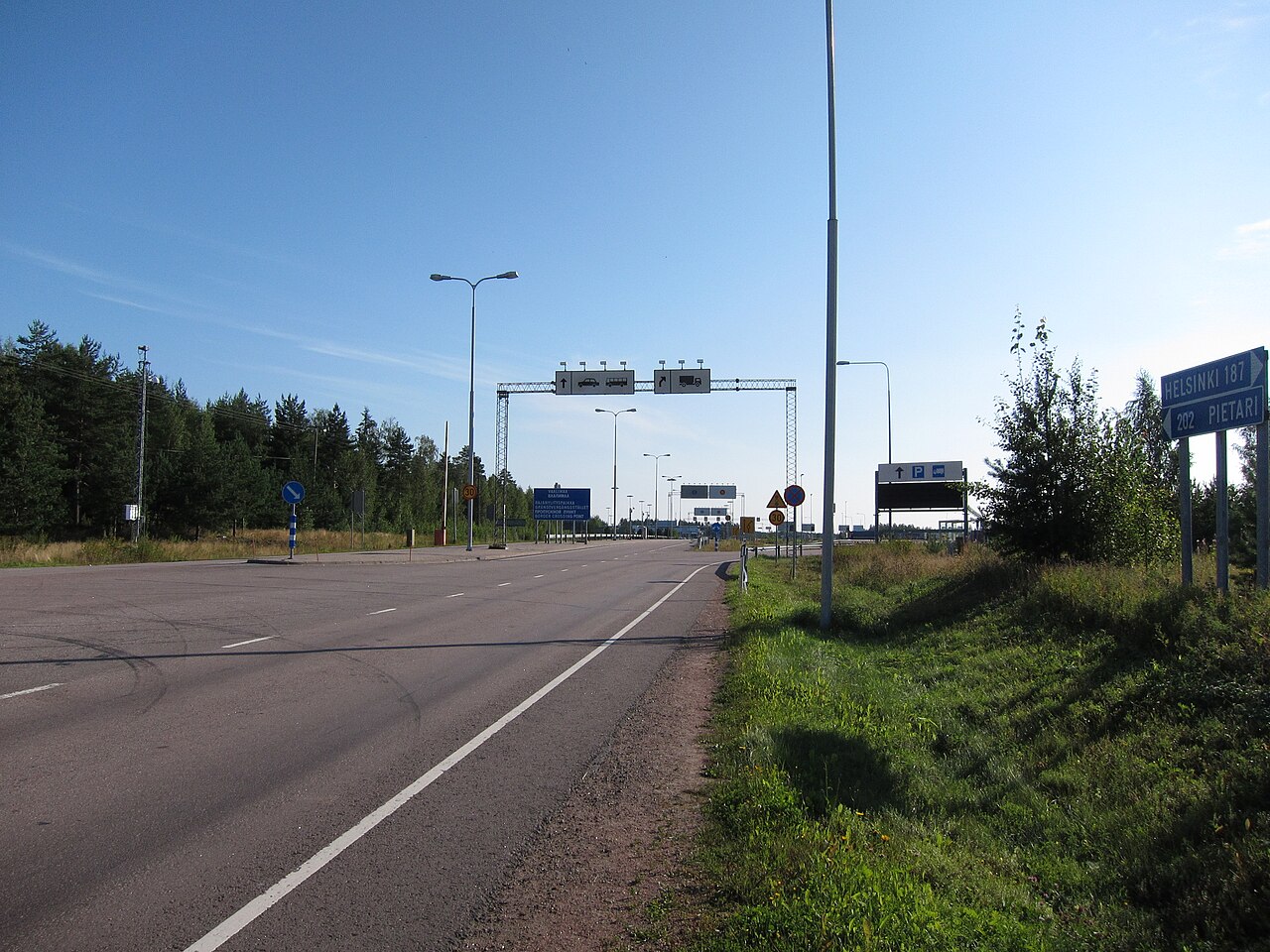 Paso fronterizo de Vaalimaa entre Finlandia y Rusia, fotografía de archivo de 2012 anterior al cierre